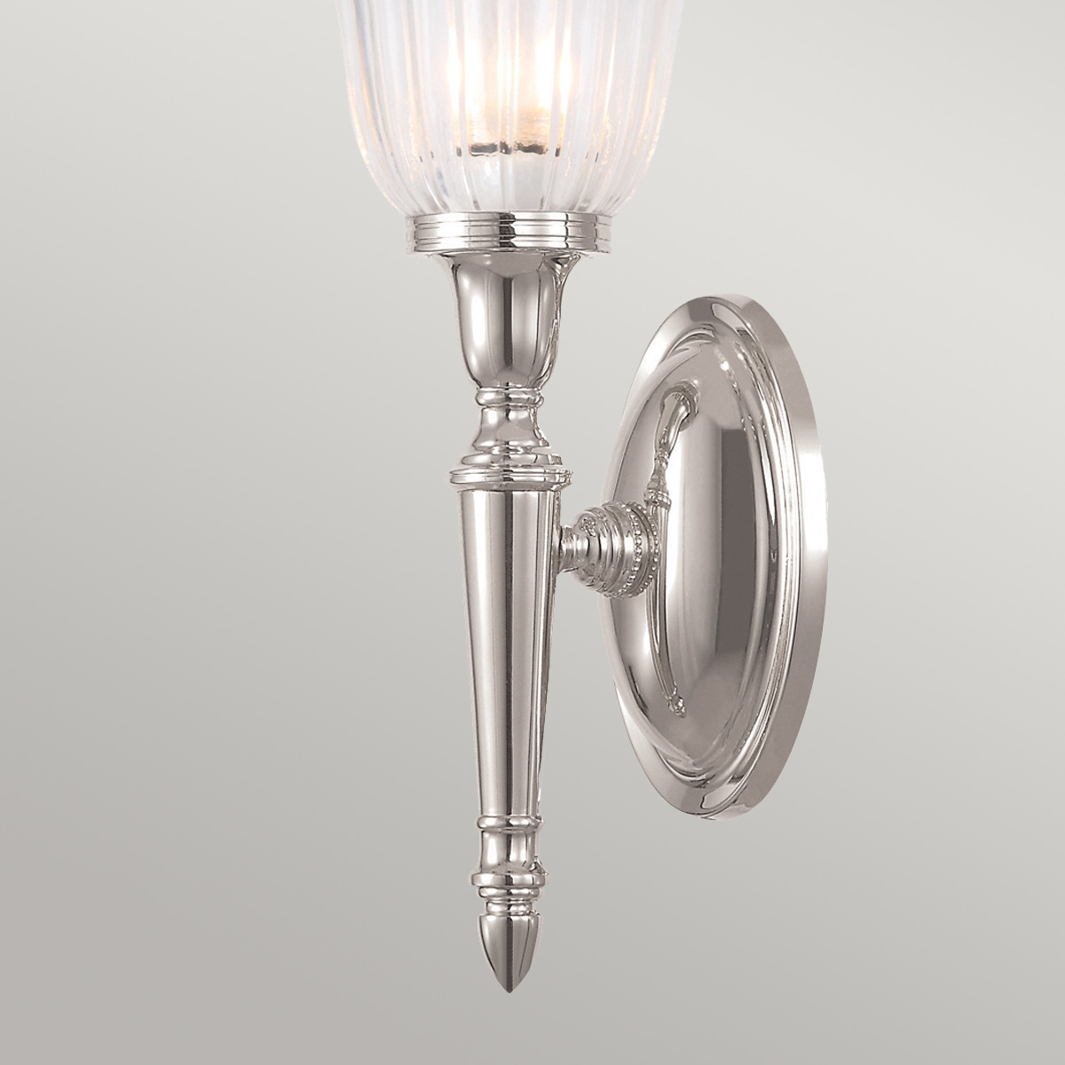 Dryden 33cm Nickel poli lampe de salle de bain De Elstead Lighting - La lampe est disponible en plusieurs finitions, telles que le chrome poli, le nickel poli et le laiton poli, offrant une flexibilité en termes de style et de décoration.