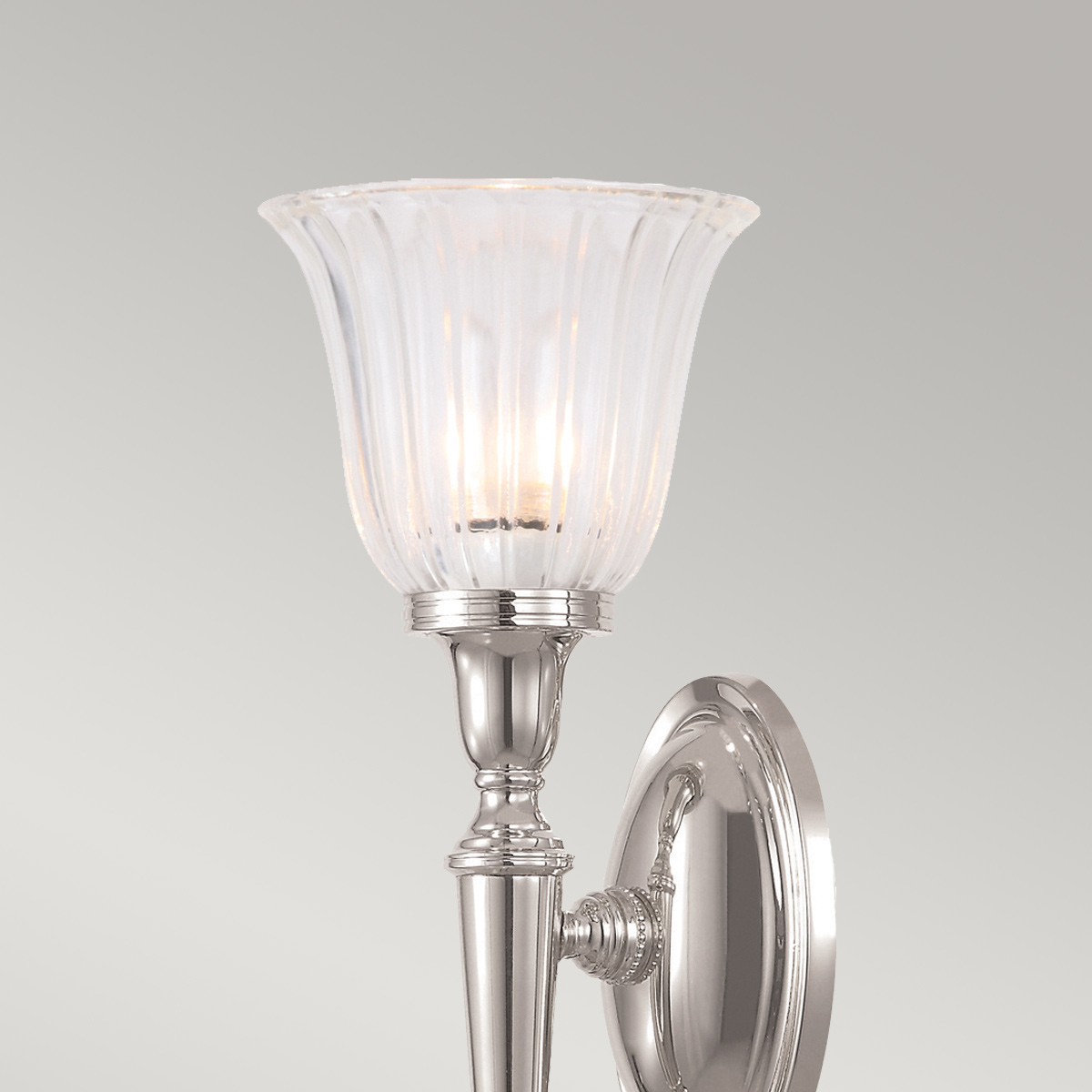 Dryden 33cm Nickel poli lampe de salle de bain De Elstead Lighting - La lampe est disponible en plusieurs finitions, telles que le chrome poli, le nickel poli et le laiton poli, offrant une flexibilité en termes de style et de décoration.