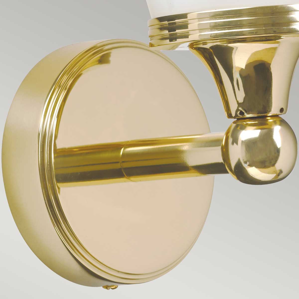 Eliot 28cm Laiton poli lampe de salle de bain De Elstead Lighting - Pour un éclairage optimal et une esthétique soignée, placez une applique à gauche et une à droite du miroir.