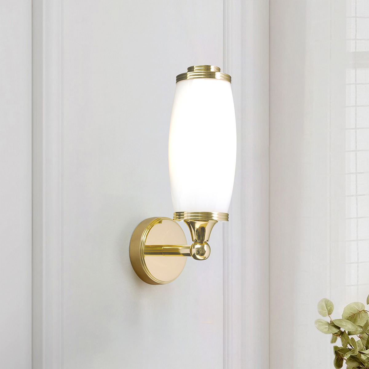 Eliot 28cm Laiton poli lampe de salle de bain De Elstead Lighting - Pour un éclairage optimal et une esthétique soignée, placez une applique à gauche et une à droite du miroir.