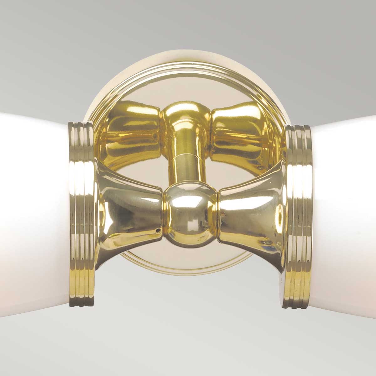 Eliot 47cm Laiton poli lampe de salle de bain De Elstead Lighting - Les abat-jour en verre opale diffusent une lumière douce et homogène, créant une ambiance agréable et raffinée.
