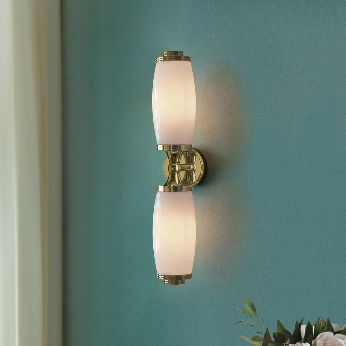 Eliot 47cm Laiton poli lampe de salle de bain De Elstead Lighting - Les abat-jour en verre opale diffusent une lumière douce et homogène, créant une ambiance agréable et raffinée.
