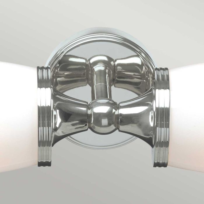 Eliot 47cm Chrome poli lampe de salle de bain De Elstead Lighting - Les abat-jour en verre opale diffusent une lumi&egrave;re douce et homog&egrave;ne, cr&eacute;ant une ambiance agr&eacute;able et raffin&eacute;e.