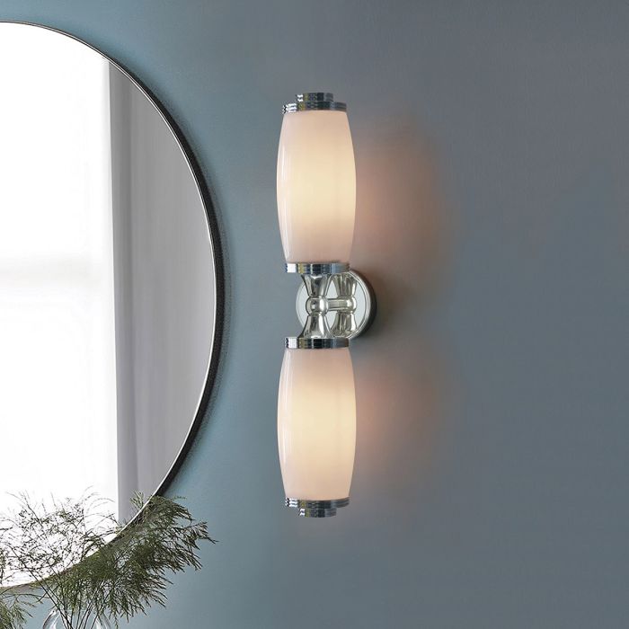 Eliot 47cm Chrome poli lampe de salle de bain De Elstead Lighting - Les abat-jour en verre opale diffusent une lumi&egrave;re douce et homog&egrave;ne, cr&eacute;ant une ambiance agr&eacute;able et raffin&eacute;e.