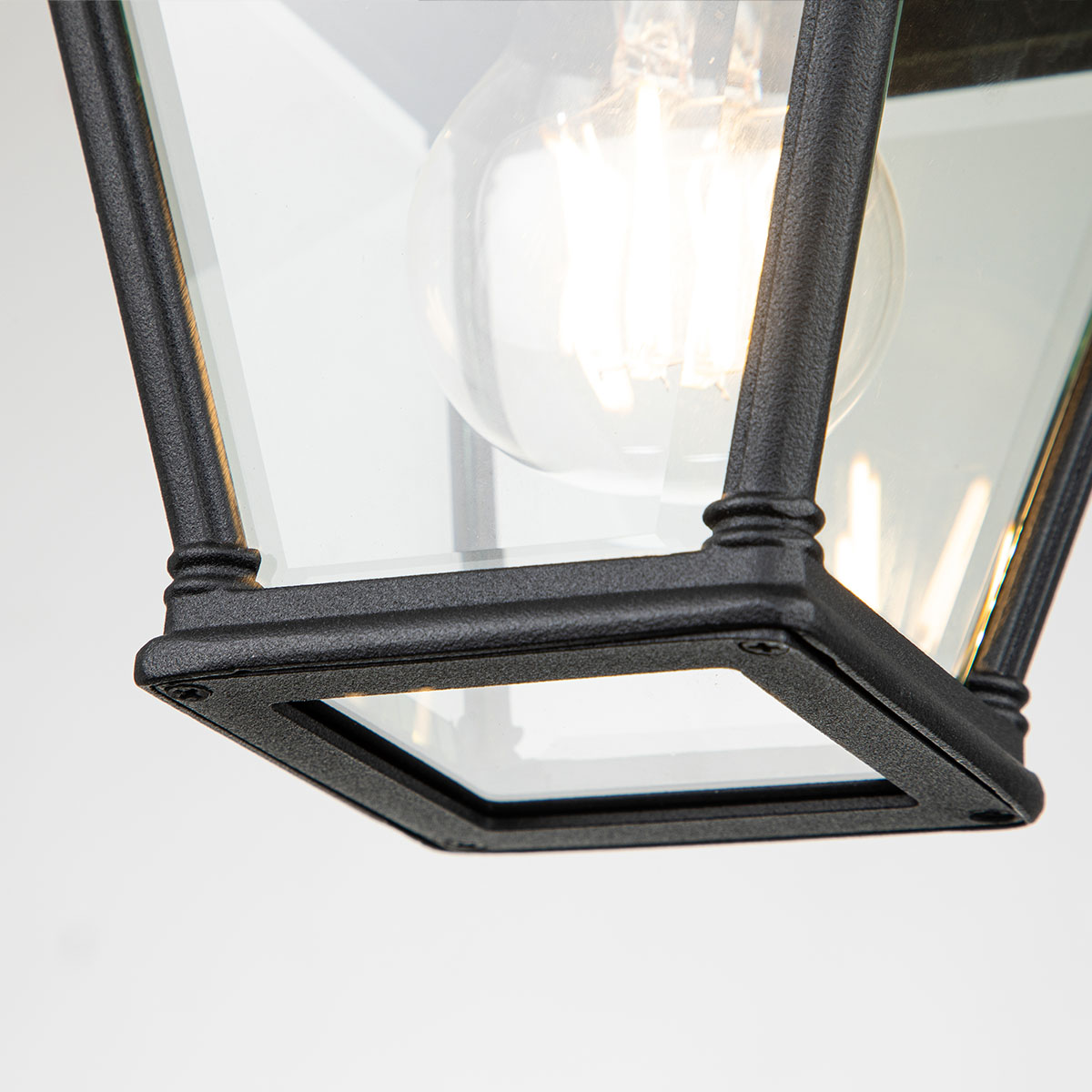 Bayview Noir De Elstead Lighting - Le plafonnier Bayview a un design classique et élégant dans un style géorgien romantique qui ajoute une présence élégante et sophistiquée à tout espace extérieur.