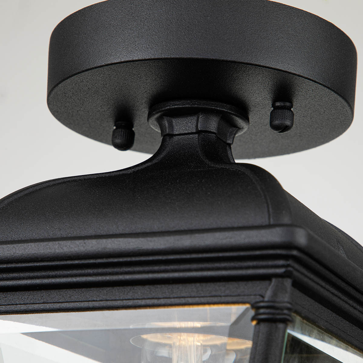 Bayview Noir De Elstead Lighting - Le plafonnier Bayview a un design classique et élégant dans un style géorgien romantique qui ajoute une présence élégante et sophistiquée à tout espace extérieur.