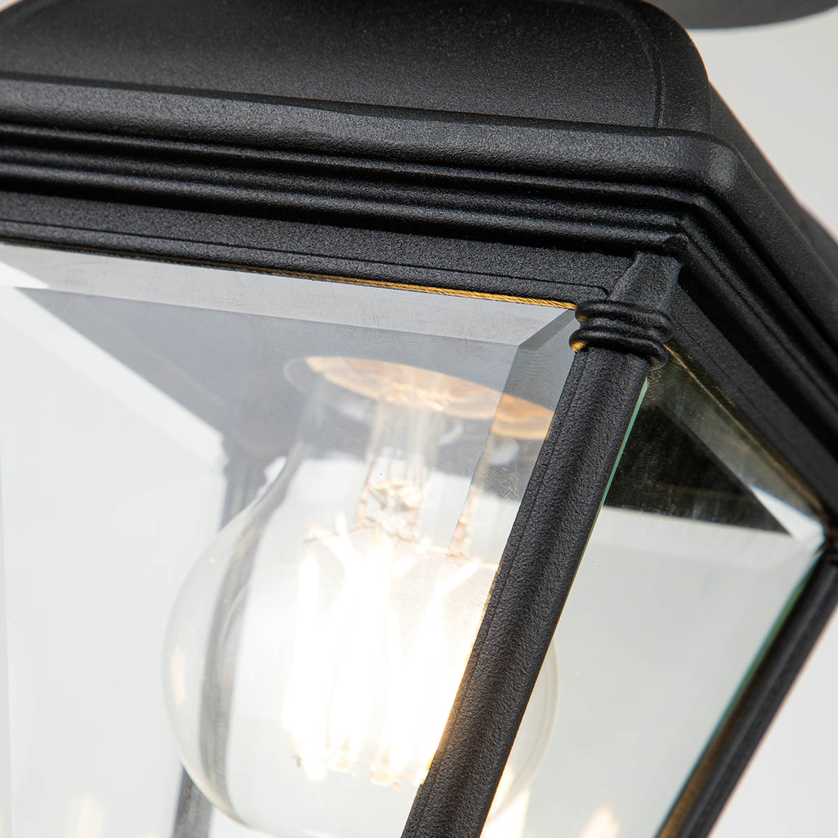 Bayview Noir De Elstead Lighting - Le plafonnier Bayview a un design classique et élégant dans un style géorgien romantique qui ajoute une présence élégante et sophistiquée à tout espace extérieur.