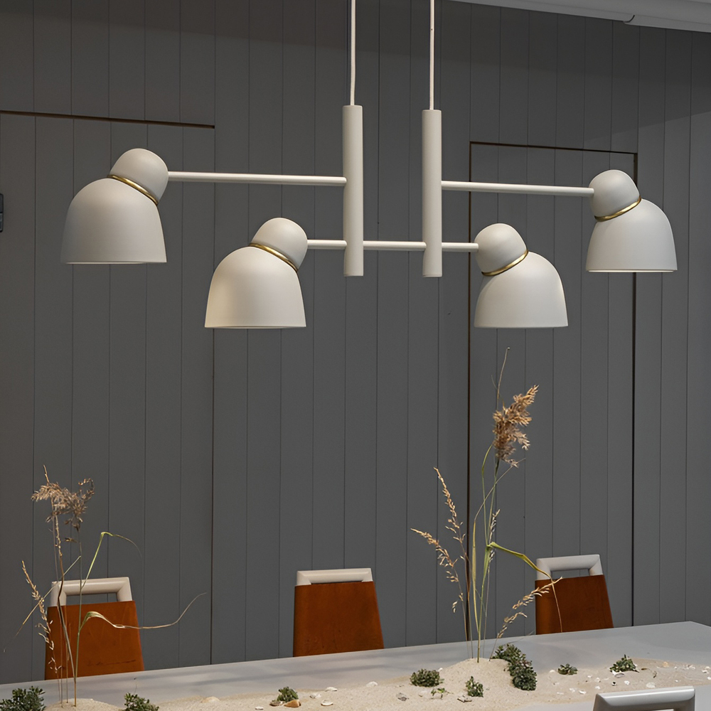 Bird 120cm Sable/laiton suspension De Belid - Avec deux options d'abat-jour, ce lustre offre une lumière douce et chaleureuse grâce au verre opale, ou une lumière plus concentrée grâce aux abat-jour en acier suédois.