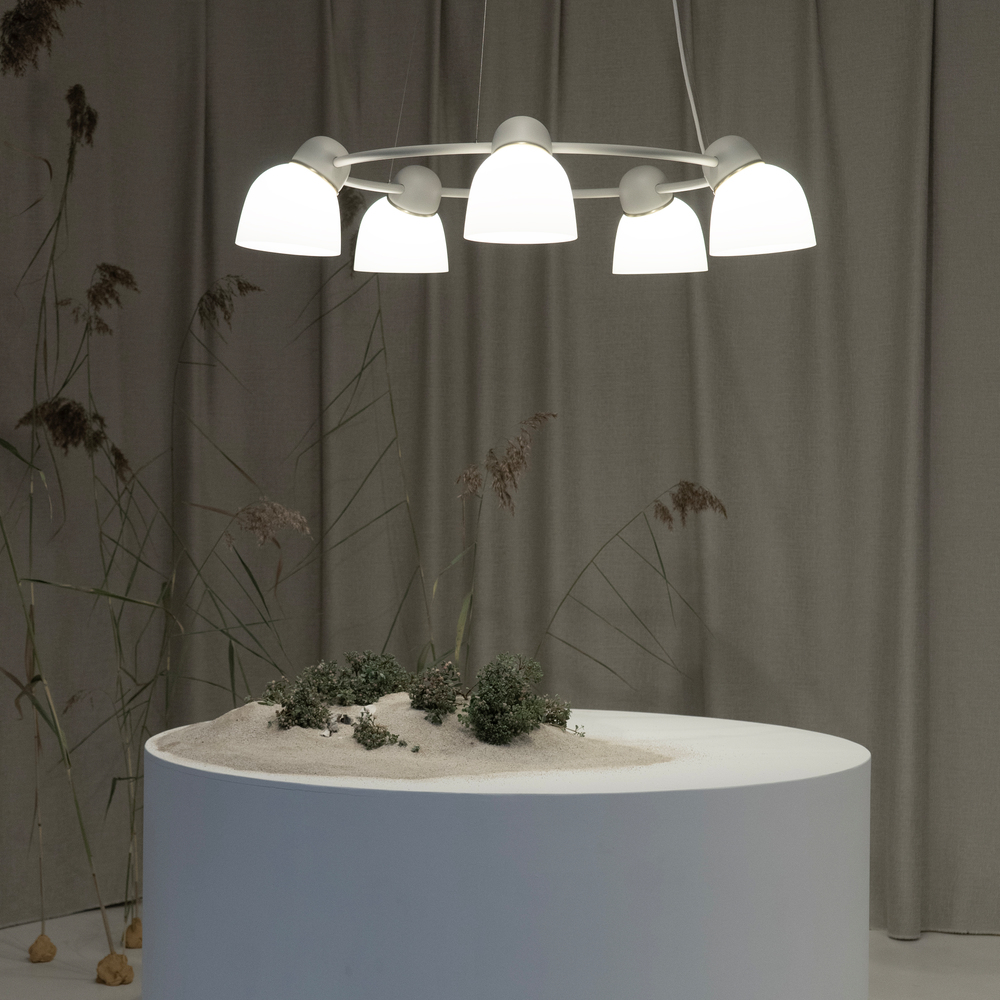 Bird Ø95 Sable/blanc suspension De Belid - Grâce à ses deux abat-jour interchangeables, ce lustre offre la possibilité de diffuser une lumière douce et chaleureuse à travers le verre opale ou de diriger la lumière avec précision grâce aux abat-jour en acier suédois.