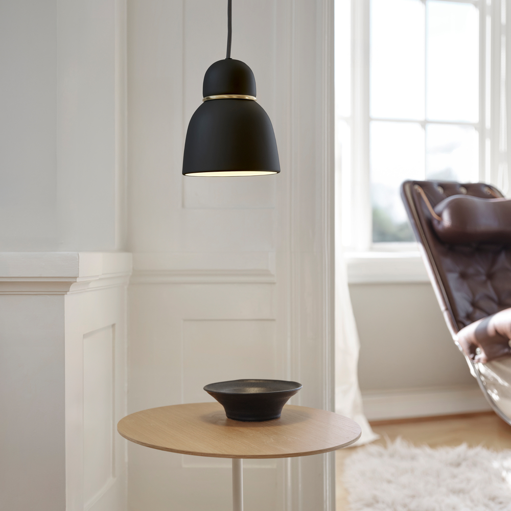 Bird Ø17 Noir/laiton suspension De Belid - Optez pour une couleur unique ou ajoutez une touche de couleur avec un anneau d'une teinte différente.