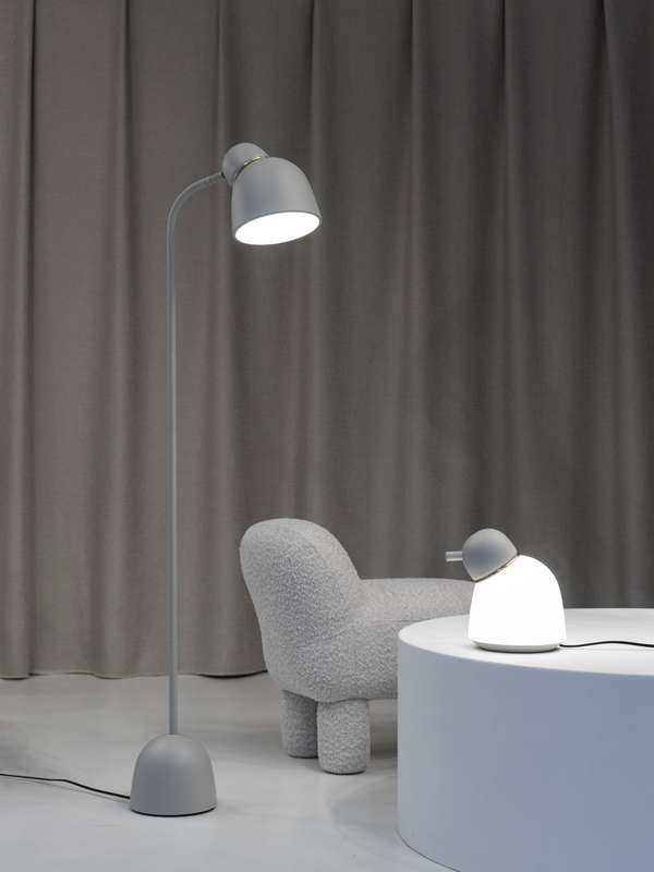 Bird 22cm Sable/laiton lampe de table De Belid - La lampe est fournie avec un câble de 2,3 m et une prise secteur.