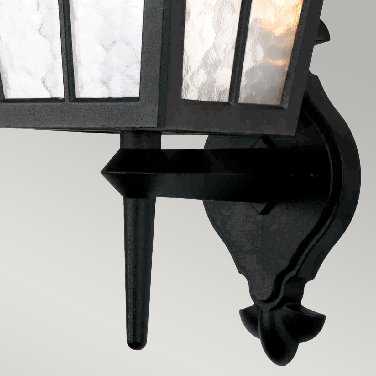Canterbury Noir lampe d’extérieur De Elstead Lighting - Il est fabriqué en aluminium moulé et possède du verre ondulé pour créer une sensation classique et intemporelle.