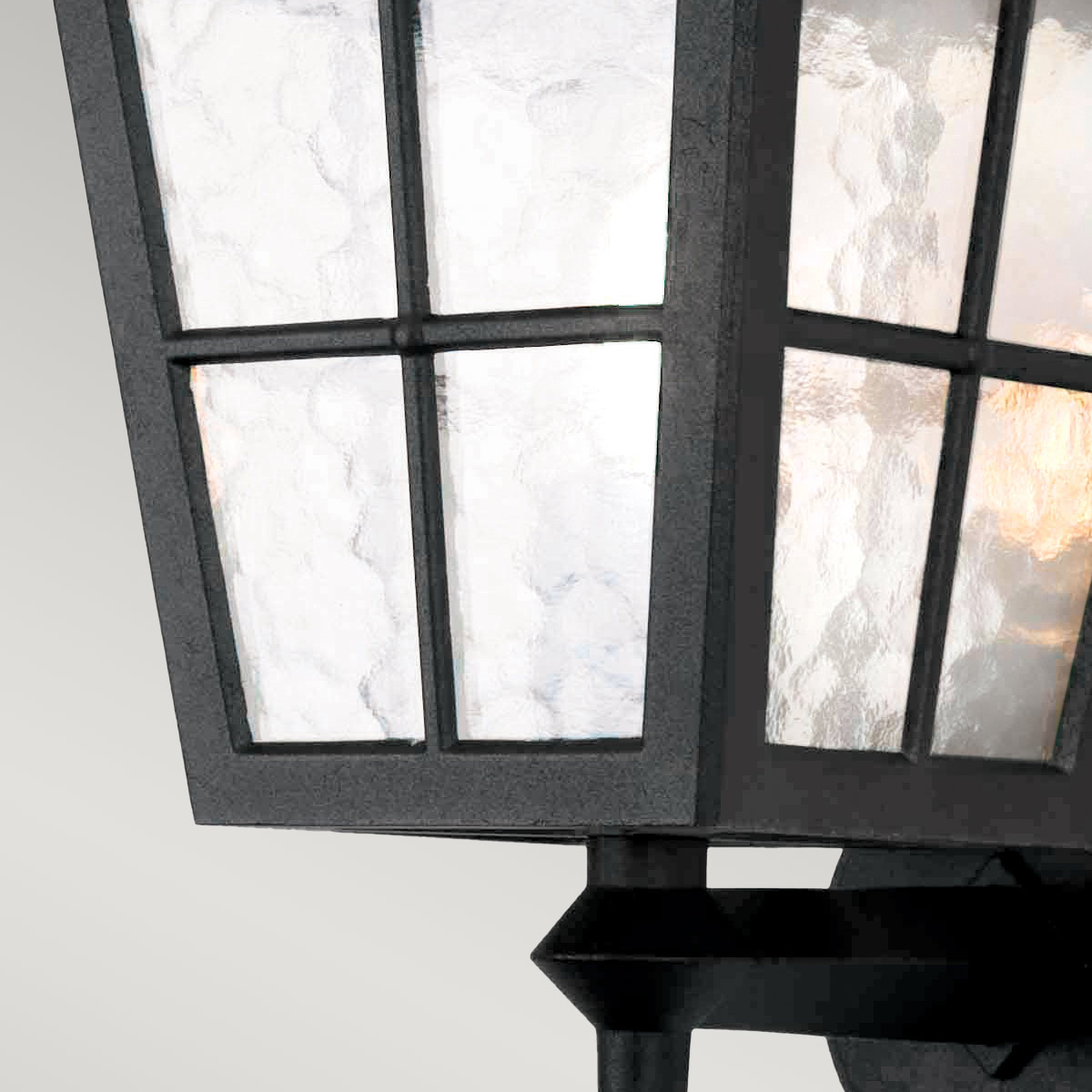 Canterbury Noir lampe d’extérieur De Elstead Lighting - Il est fabriqué en aluminium moulé et possède du verre ondulé pour créer une sensation classique et intemporelle.