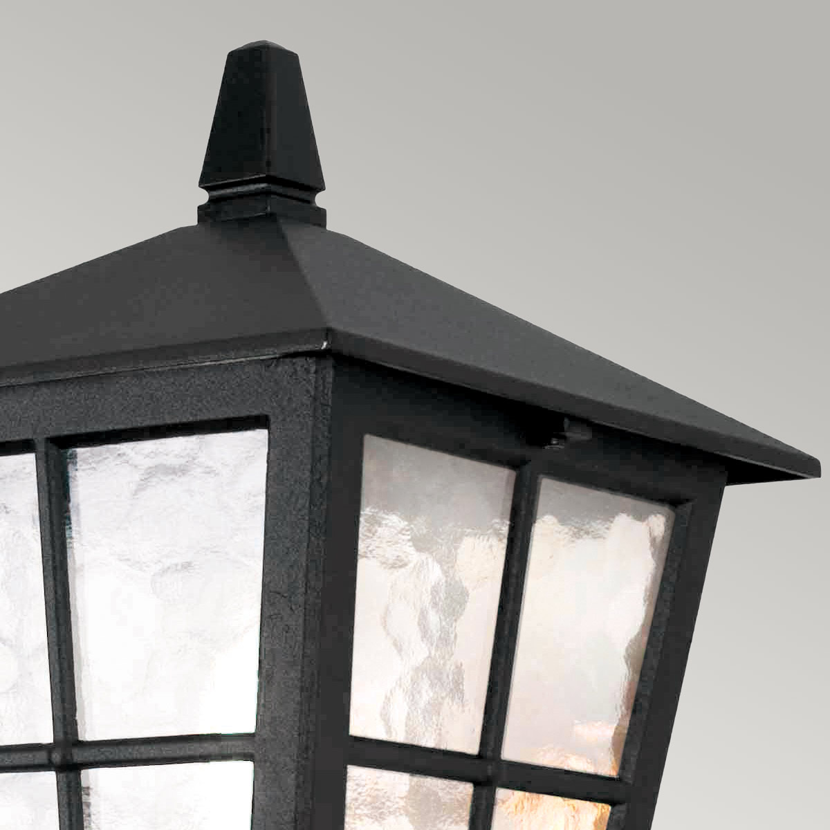 Canterbury Noir lampe d’extérieur De Elstead Lighting - Il est fabriqué en aluminium moulé et possède du verre ondulé pour créer une sensation classique et intemporelle.