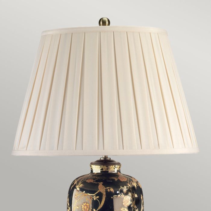 Black Birds 74cm Noir lampe de table De Elstead Lighting - Utrustad med en tr&auml;bas, veckad lampsk&auml;rm i kr&auml;mf&auml;rgad textil och en dekorativ avslutning i antikm&auml;ssing.
