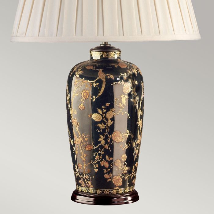 Black Birds 74cm Noir lampe de table De Elstead Lighting - Utrustad med en tr&auml;bas, veckad lampsk&auml;rm i kr&auml;mf&auml;rgad textil och en dekorativ avslutning i antikm&auml;ssing.