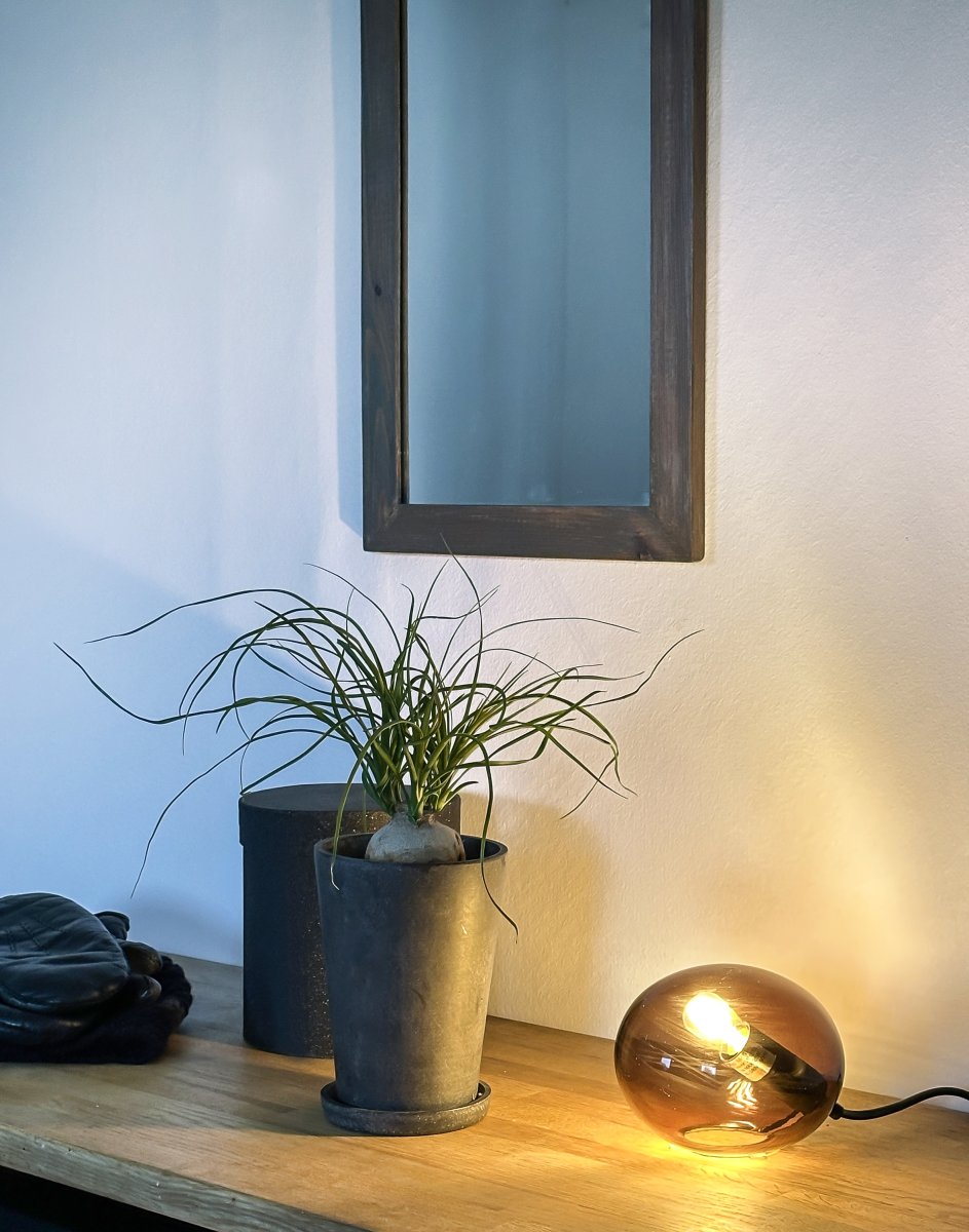 Globus 10cm Brun lampe de table De Aneta Lighting - Lampe de table globe en verre marron avec une source lumineuse &agrave; l'int&eacute;rieur de la sph&egrave;re en verre, qui fournit une lumi&egrave;re d&eacute;corative et chaleureuse.