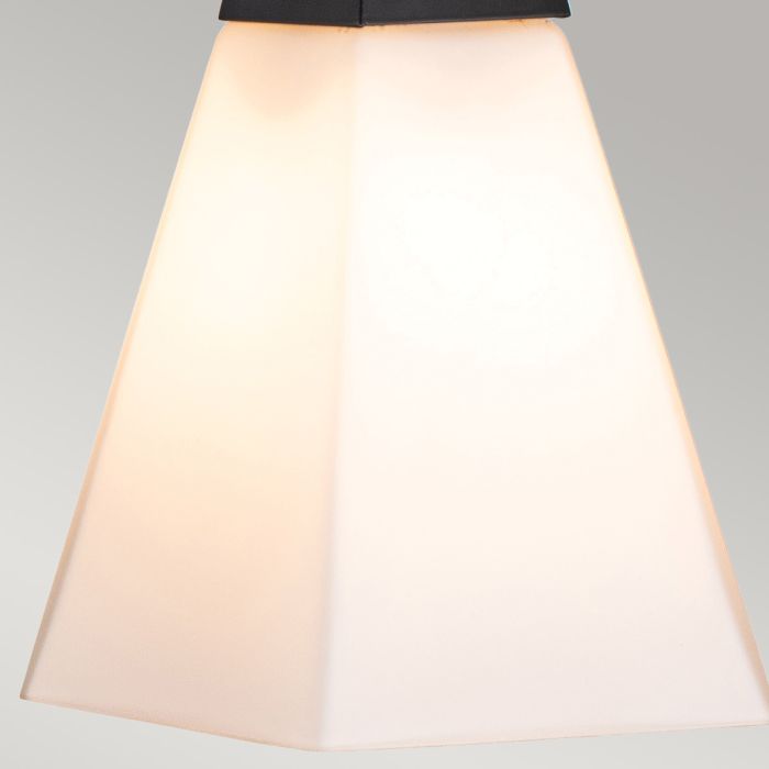 Bowtie 57cm Noir lampe de salle de bain De Elstead Lighting - L'applique murale Bowtie noir mat est une lampe de miroir moderne avec protection IP44 et convient donc aux salles de bains, mais aussi à d'autres espaces intérieurs tels que les buanderies ou les toilettes invités.