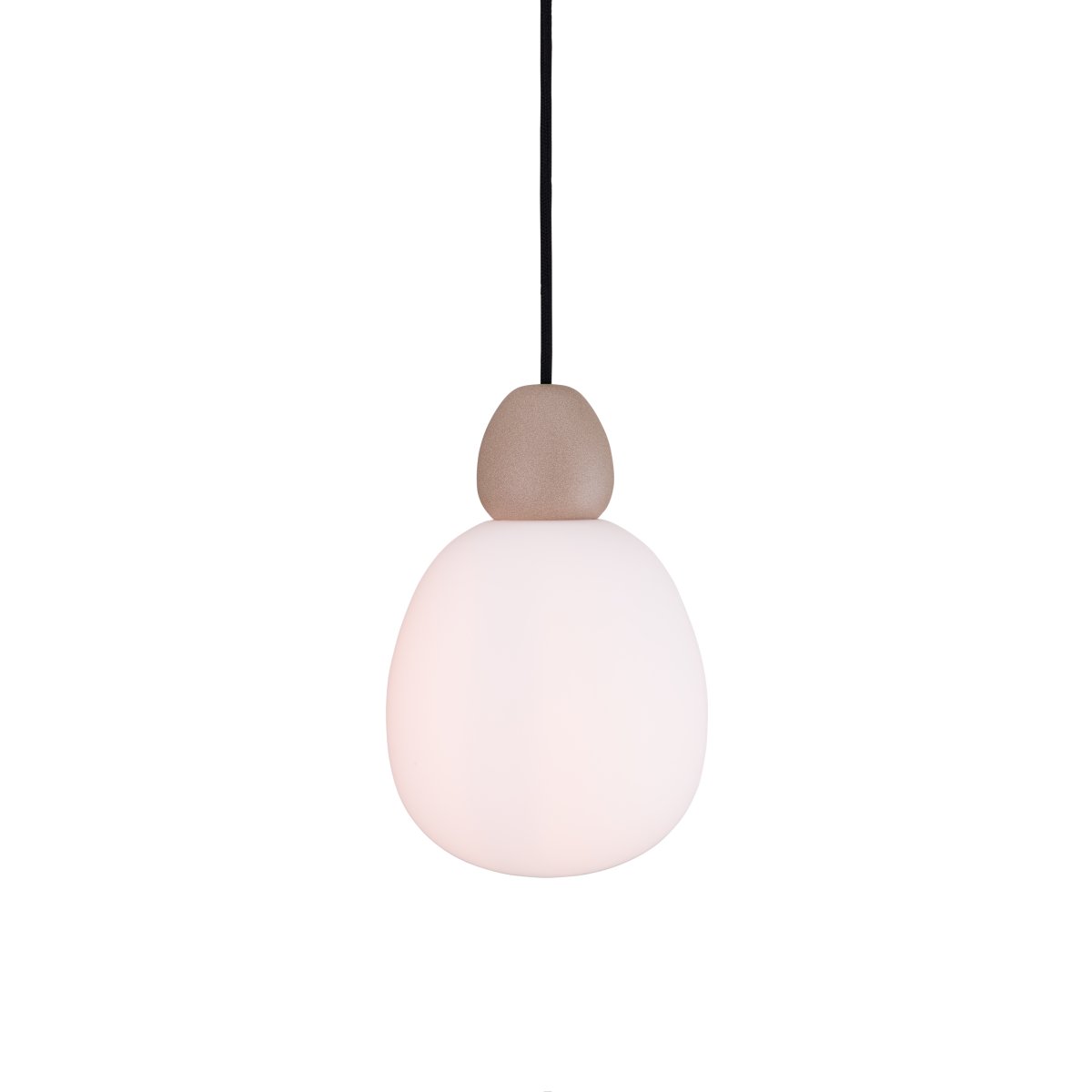 Buddy Ø18 Sable suspension De Belid - Malgr&eacute; son design &eacute;pur&eacute;, sa fabrication de haute qualit&eacute; et son aspect robuste font de la suspension Buddy un luminaire id&eacute;al au-dessus d&#39;une table &agrave; manger, dans un salon, une chambre ou un couloir.