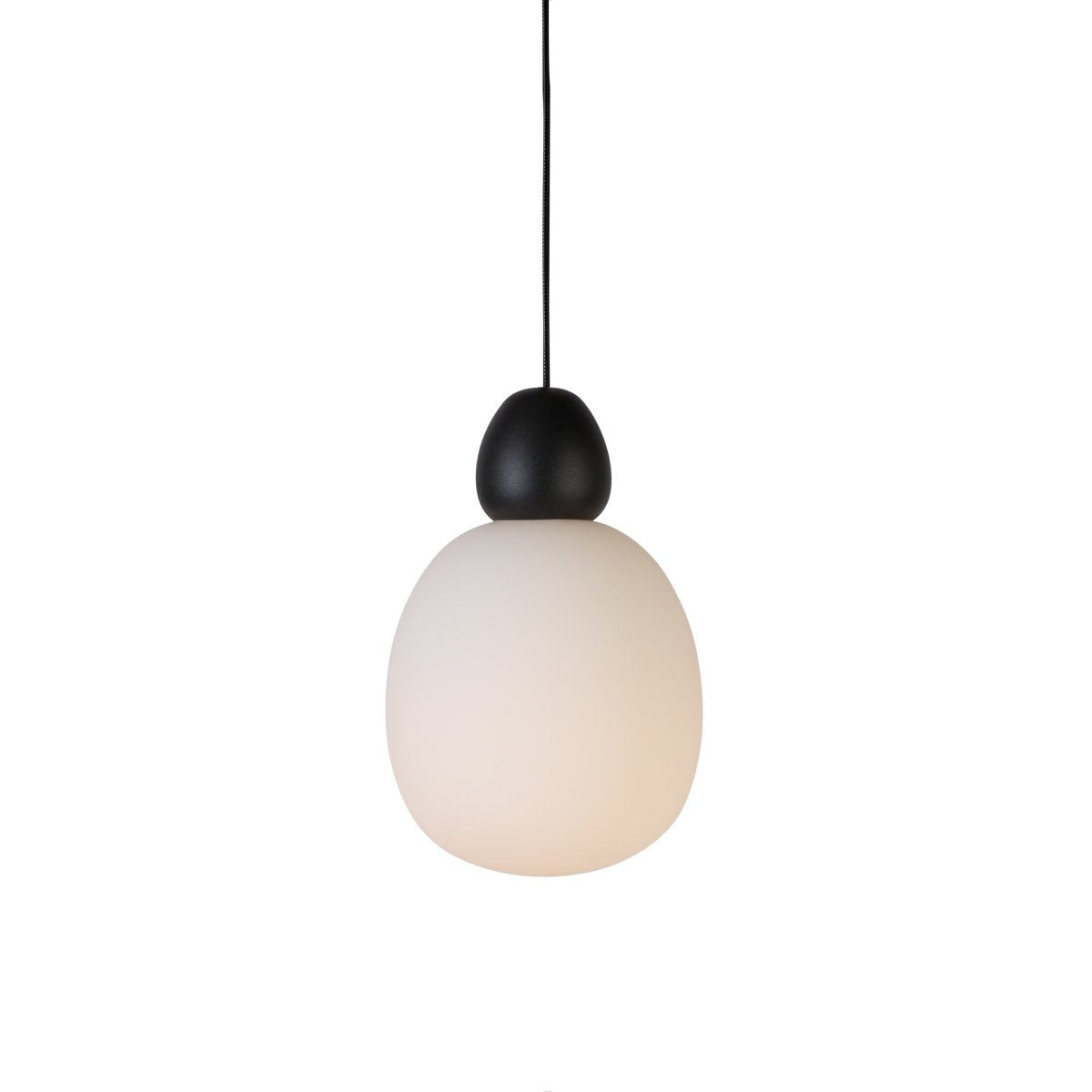 Buddy Ø18 Noir suspension De Belid - Malgr&eacute; son design &eacute;pur&eacute;, sa fabrication de haute qualit&eacute; et son aspect robuste font de la suspension Buddy un luminaire id&eacute;al au-dessus d'une table &agrave; manger, dans un salon, une chambre ou un couloir.