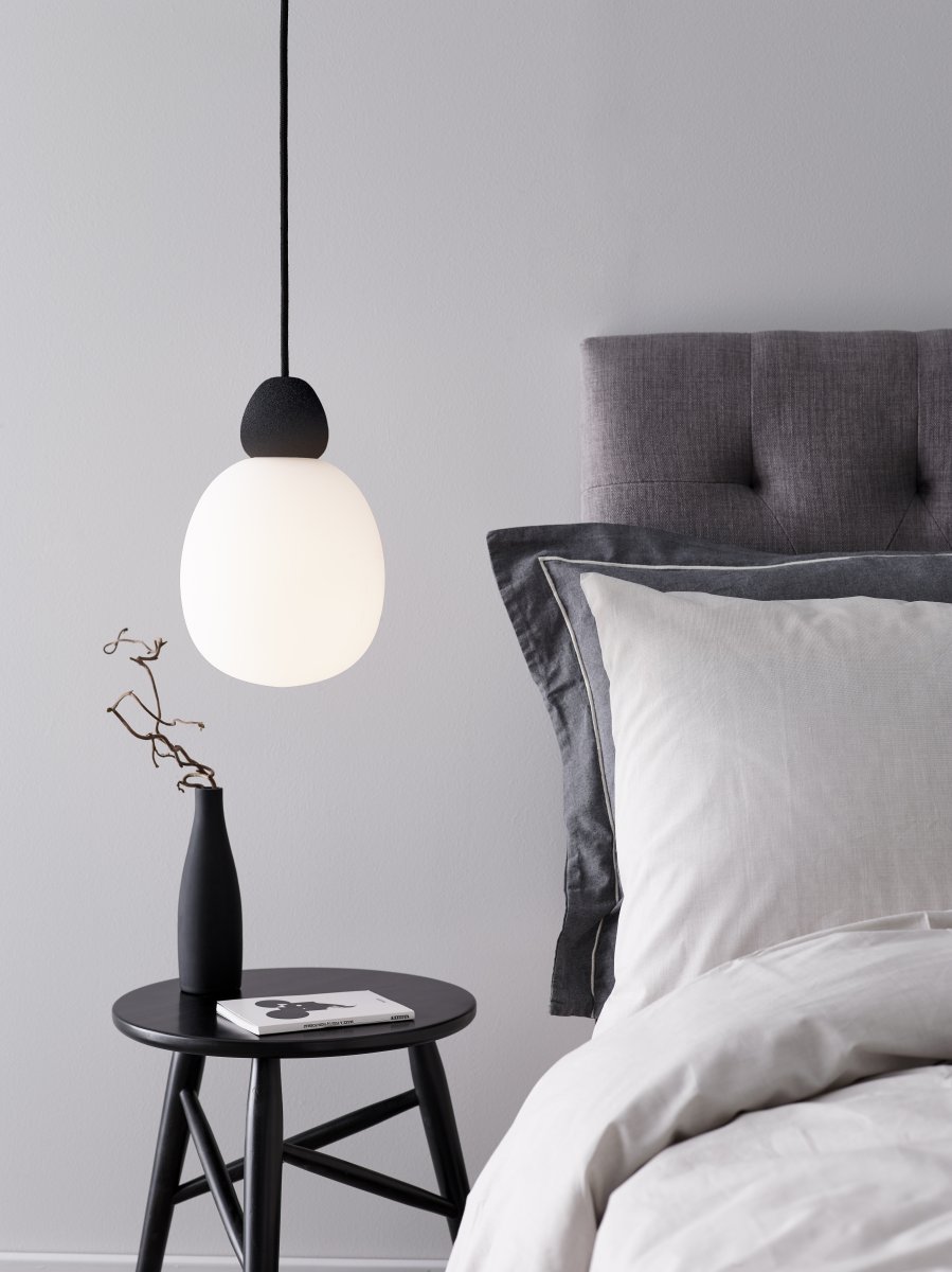 Buddy Ø18 Noir suspension De Belid - Malgr&eacute; son design &eacute;pur&eacute;, sa fabrication de haute qualit&eacute; et son aspect robuste font de la suspension Buddy un luminaire id&eacute;al au-dessus d'une table &agrave; manger, dans un salon, une chambre ou un couloir.