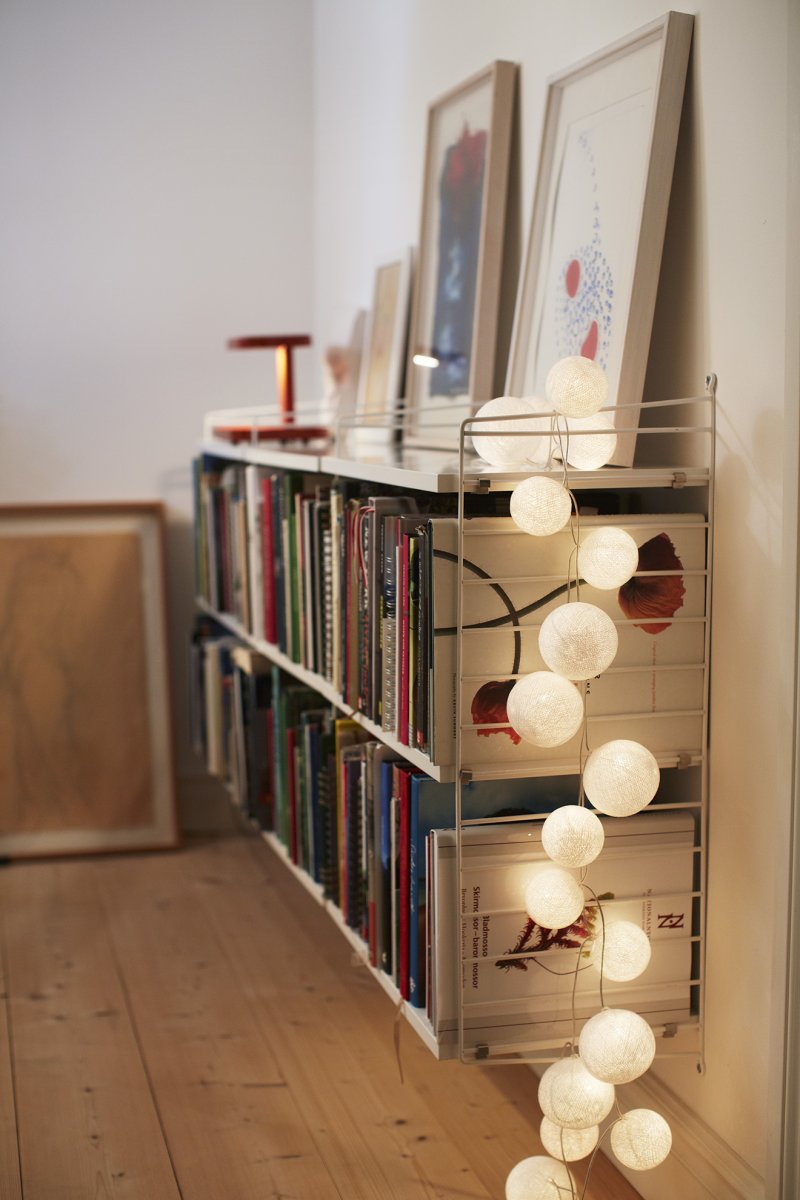 Irislights Butter Yellow 35-lights Blanc crémeux De Irislights - Les sph&egrave;res, fabriqu&eacute;es artisanalement &agrave; partir de fil fin teint &agrave; la main et de colle &eacute;cologique, sont uniques.