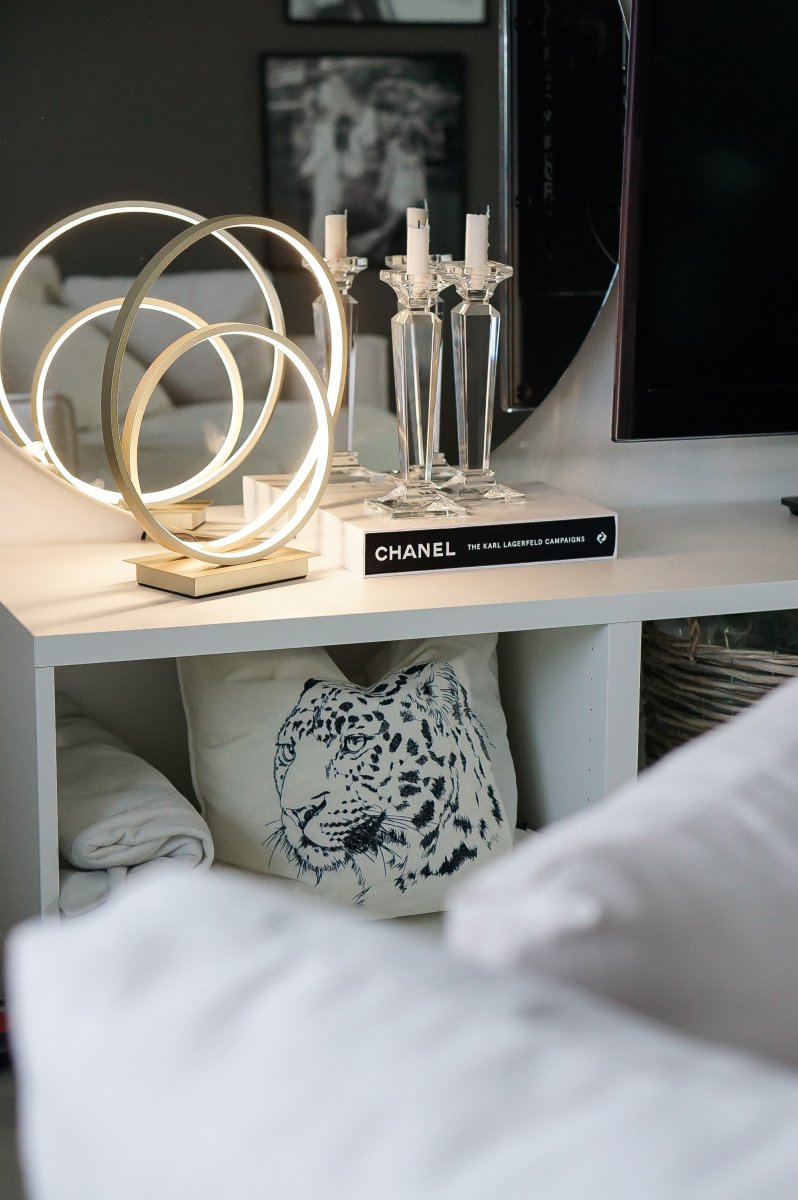 Loop 37cm Champagne lampe de table De Aneta Lighting - LED 14W intégrée, dimmable via un variateur à 3 niveaux sur la base de la lampe.