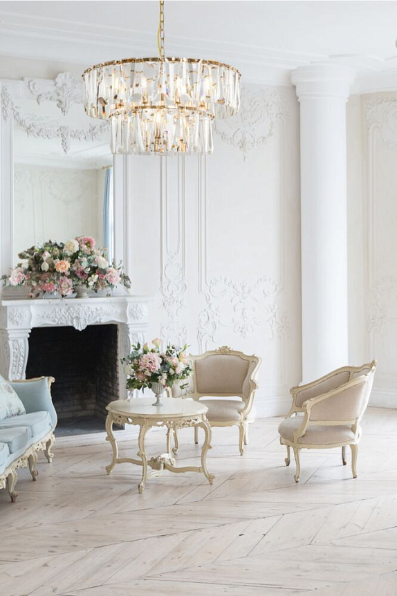 Puntes Ø68 Or cristal De Maytoni - Puntes est un &eacute;l&eacute;gant lustre de plafond en m&eacute;tal dor&eacute; avec des prismes scintillants qui entourent les sources lumineuses et cr&eacute;ent un jeu de lumi&egrave;re magique lorsque la lampe est allum&eacute;e.