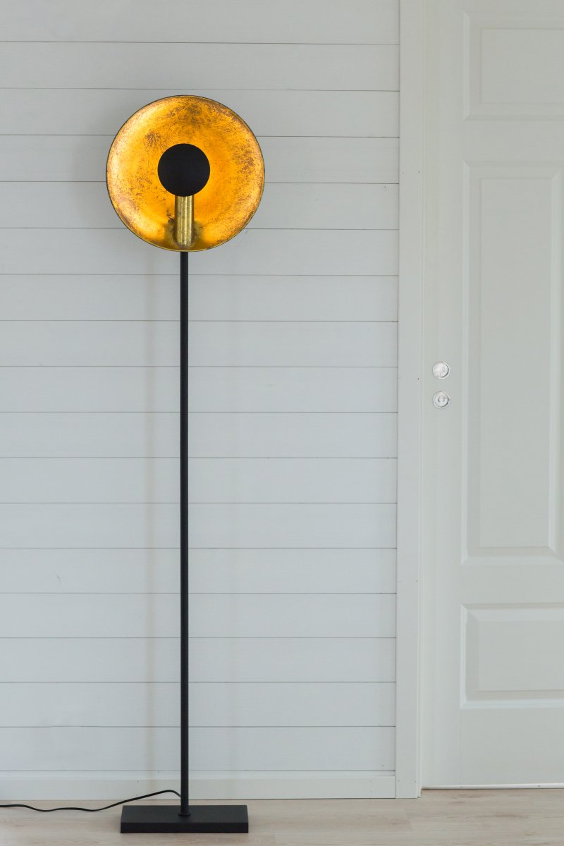 Captain Sable noir lampadaire De By Rydéns - Captain Uplight fait partie de la famille &eacute;l&eacute;gante Captain et ajoute autant d'impact &agrave; votre maison que les autres membres.