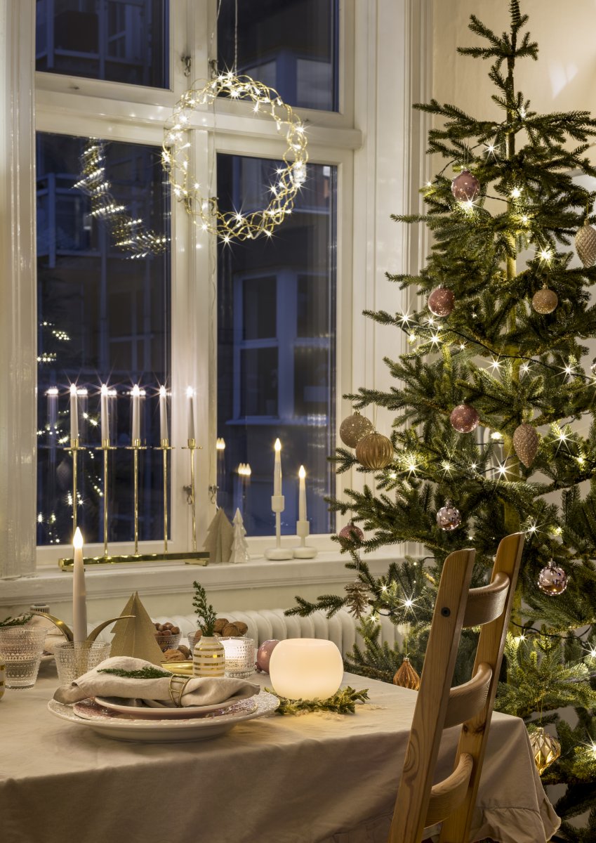 Couronne LED Ø30 Or De Konstsmide - D'un diam&egrave;tre de 30 cm, cette guirlande est une magnifique d&eacute;coration &agrave; suspendre &agrave; une fen&ecirc;tre ou &agrave; un mur, apportant une touche de confort suppl&eacute;mentaire durant les mois les plus sombres.