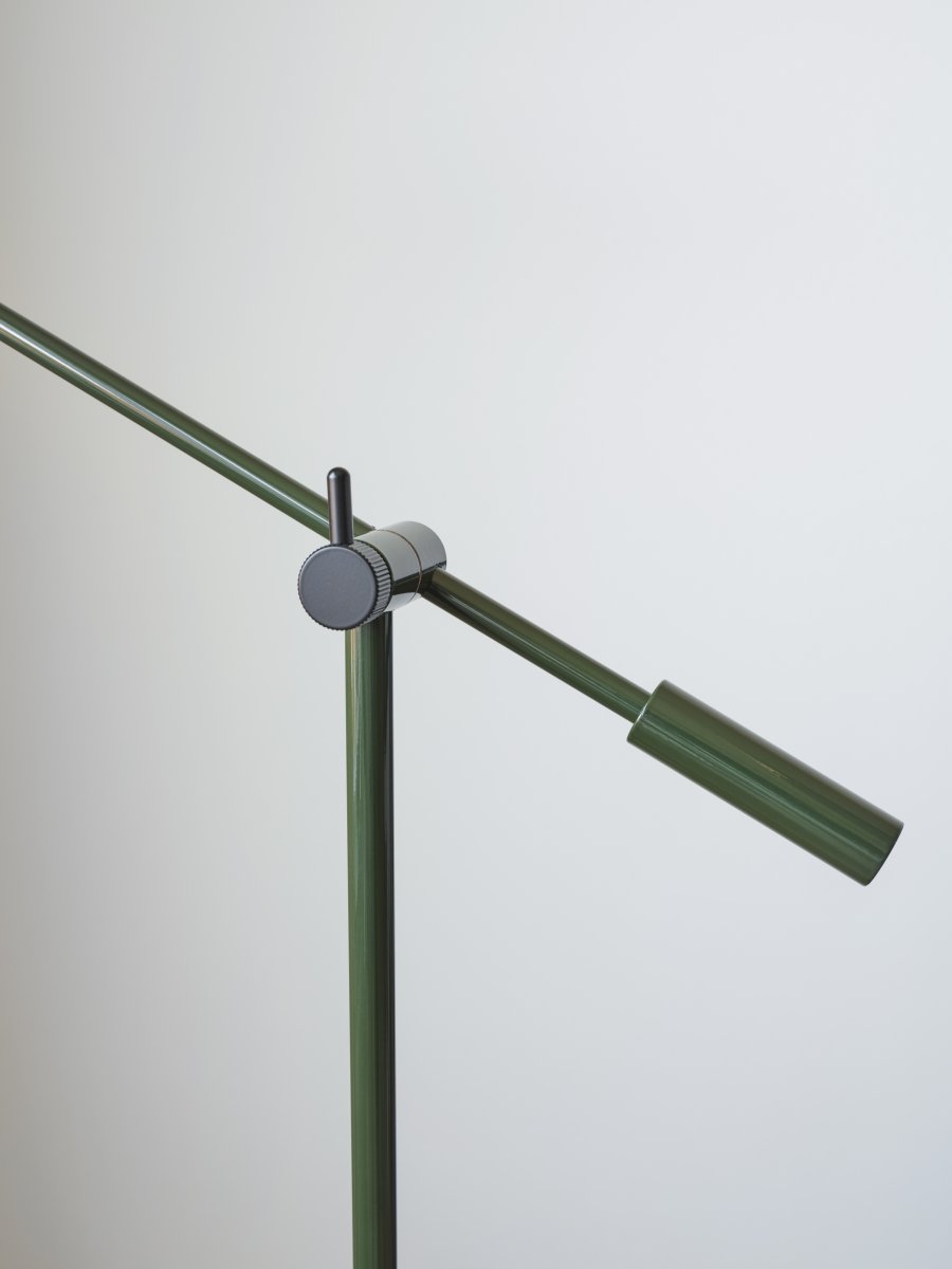 Cato dimbar Vert forêt lampadaire De Belid - Avec une hauteur réglable de 100 à 134 cm, un abat-jour de 4 cm de diamètre et un pied de lampe robuste de 20 cm, Cato allie parfaitement forme et fonctionnalité.