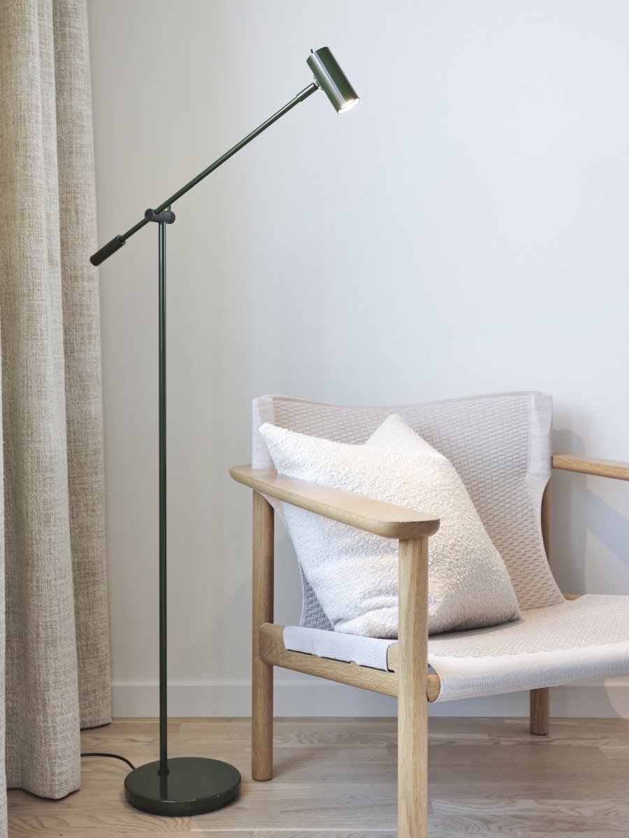 Cato dimbar Vert forêt lampadaire De Belid - Avec une hauteur réglable de 100 à 134 cm, un abat-jour de 4 cm de diamètre et un pied de lampe robuste de 20 cm, Cato allie parfaitement forme et fonctionnalité.