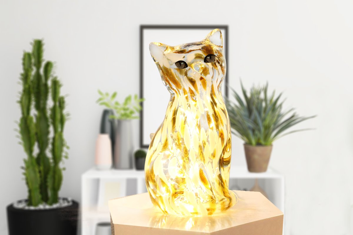 Katt 22cm Brun/blanc lampe de table De Pixie Design - Cette lampe de table d&eacute;corative en verre, en forme de chat &eacute;l&eacute;gant, s&eacute;duit par sa surface marbr&eacute;e aux nuances de brun et de blanc, conf&eacute;rant &agrave; chaque pi&egrave;ce un caract&egrave;re unique.