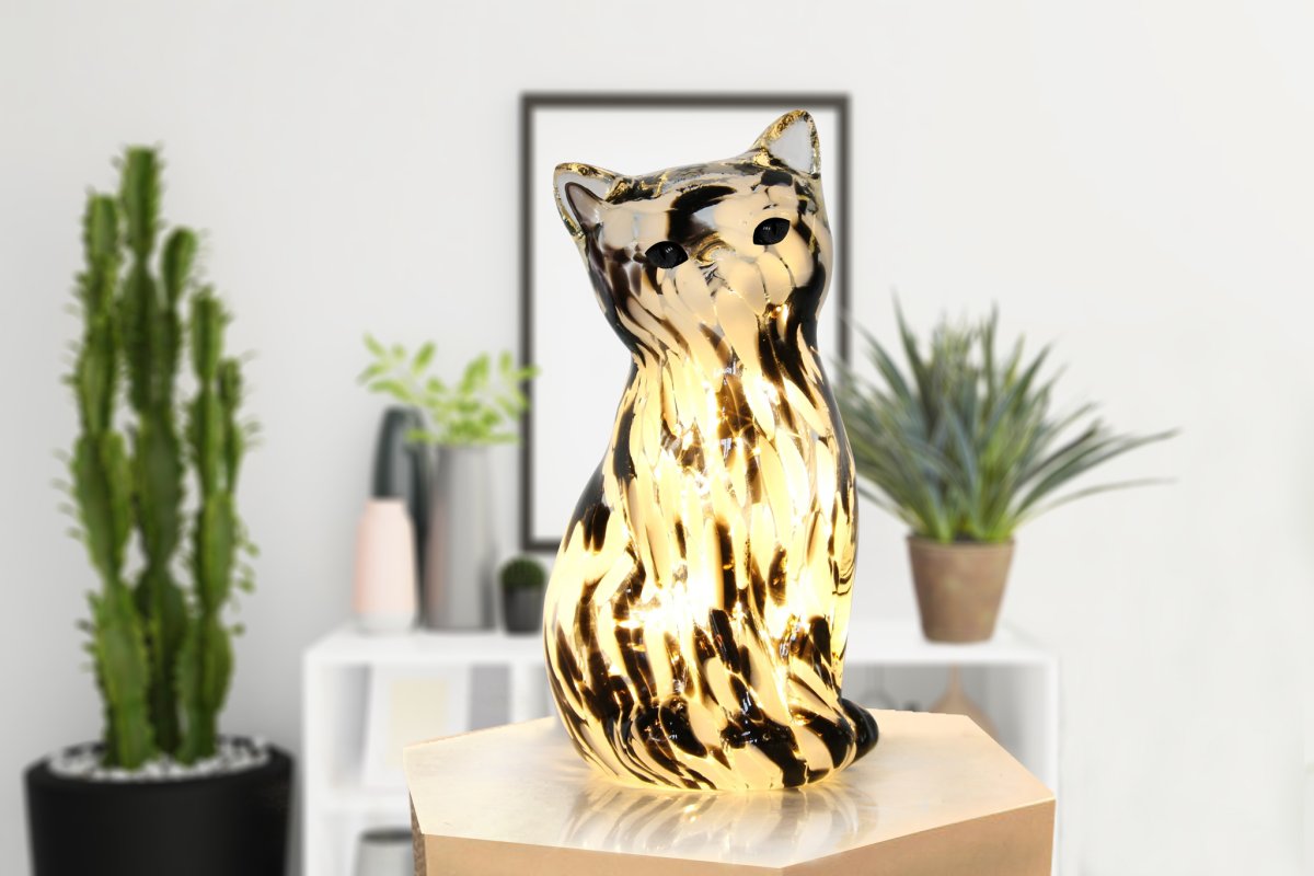 Katt 22cm Noir et blanc lampe de table De Pixie Design - Cette lampe de table d&eacute;corative en verre, en forme de chat &eacute;l&eacute;gant, s&eacute;duit par sa surface marbr&eacute;e noire et blanche, conf&eacute;rant &agrave; chaque pi&egrave;ce un caract&egrave;re unique.