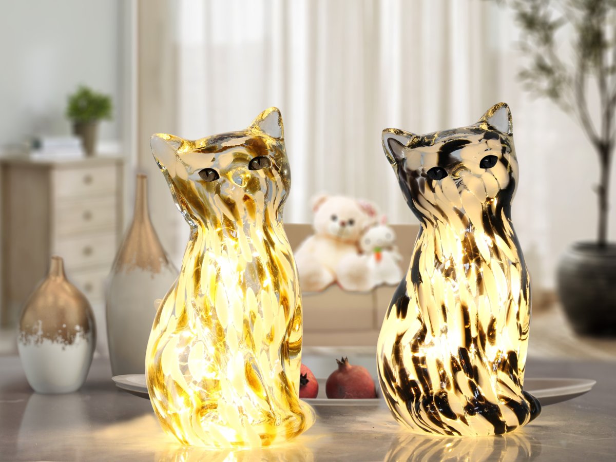 Katt 22cm Brun/blanc lampe de table De Pixie Design - Cette lampe de table d&eacute;corative en verre, en forme de chat &eacute;l&eacute;gant, s&eacute;duit par sa surface marbr&eacute;e aux nuances de brun et de blanc, conf&eacute;rant &agrave; chaque pi&egrave;ce un caract&egrave;re unique.