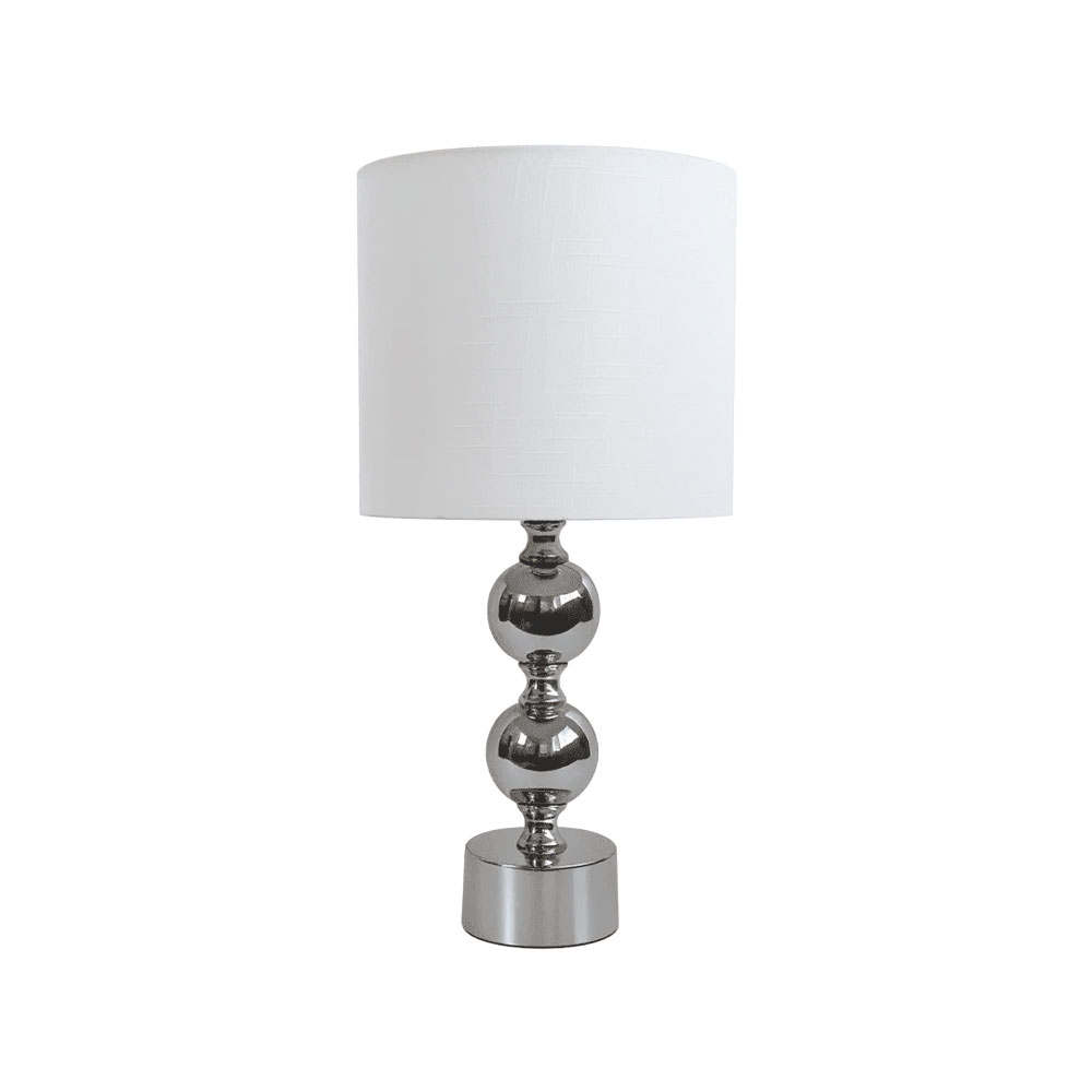 Circolo 48cm Chrome/blanc lampe de table De Nordic Lighting - La lampe de table Circolo associe un pied d&eacute;coratif en m&eacute;tal &agrave; une &eacute;l&eacute;gante finition chrom&eacute;e et un abat-jour classique en lin blanc.