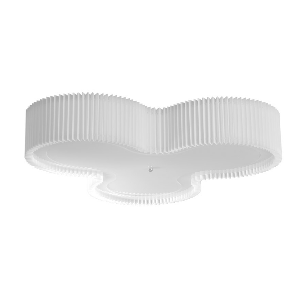 Kolme Ø70 Blanc plafonnier De CO Bankeryd - Avec sa forme tridimensionnelle et ses lignes douces et courbes, Kolme cr&eacute;e une distribution lumineuse agr&eacute;able et une atmosph&egrave;re &eacute;l&eacute;gante dans la pi&egrave;ce.