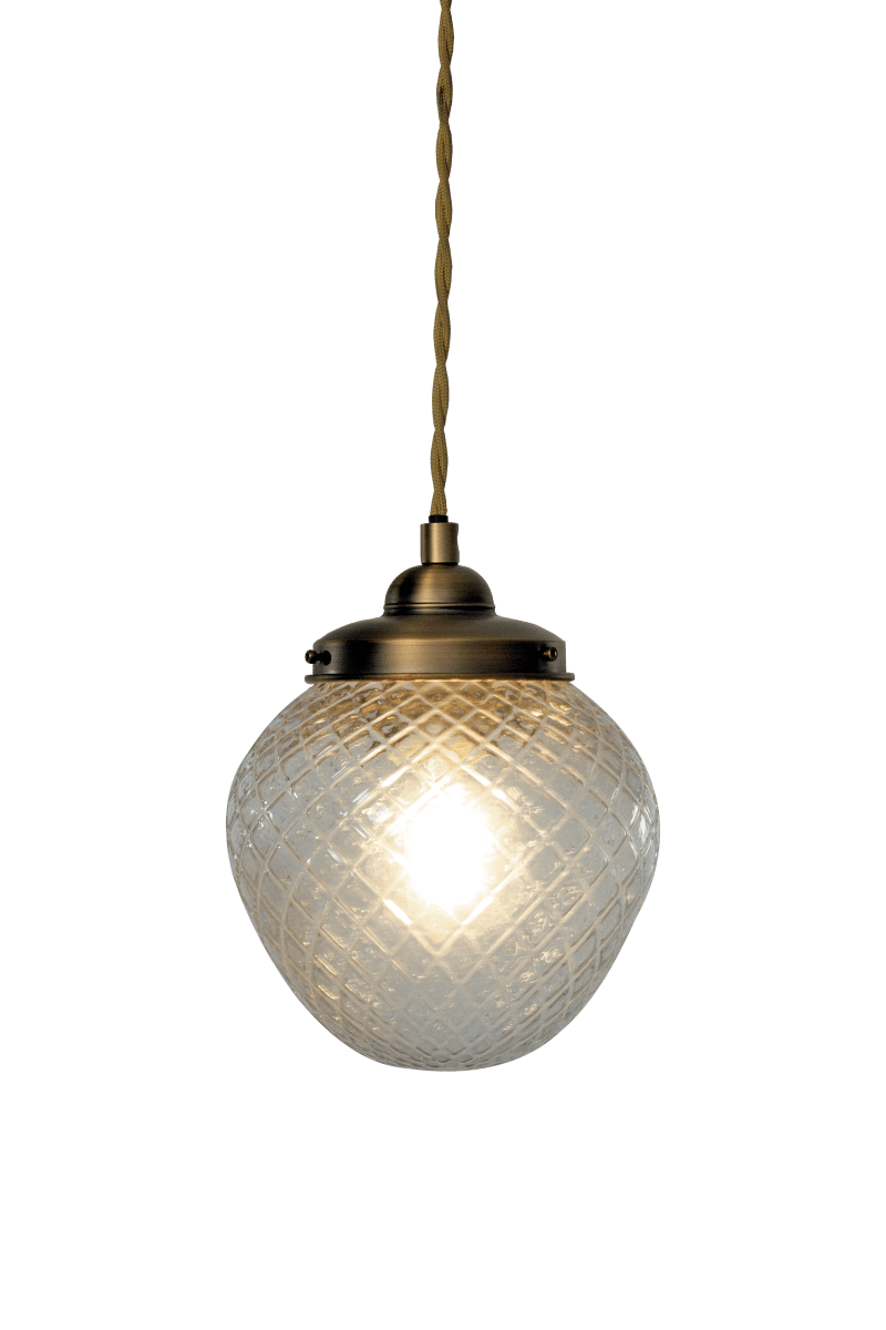 Gatsby Ø15 Laiton antique lampe de fenêtre De Aneta Lighting - Le verre textur&eacute; conf&egrave;re &agrave; la suspension un caract&egrave;re unique et cr&eacute;e un magnifique jeu de lumi&egrave;re une fois allum&eacute;e.
