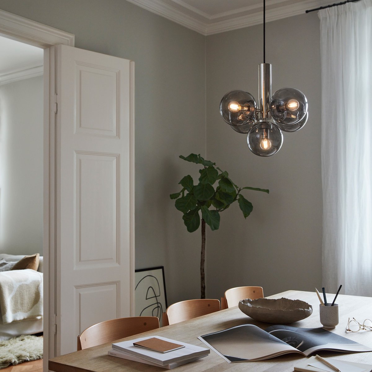 Avenue Ø43 Nickel suspension De CO Bankeryd - Avenue est un plafonnier en métal et en verre qui crée une impression calme et simple.