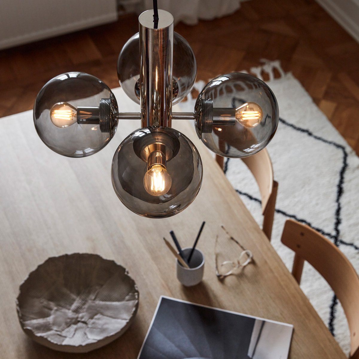 Avenue Ø43 Nickel suspension De CO Bankeryd - Avenue est un plafonnier en métal et en verre qui crée une impression calme et simple.