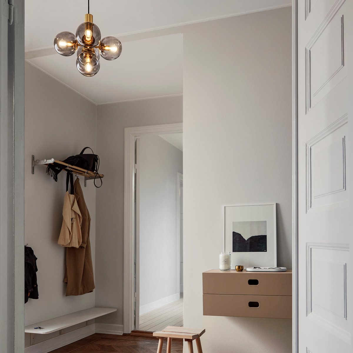 Avenue Ø43 Laiton suspension De CO Bankeryd - Avenue est un plafonnier en métal et en verre qui crée une impression calme et simple.