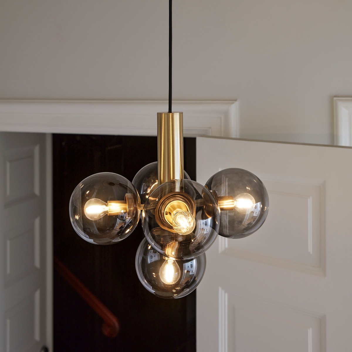 Avenue Ø43 Laiton suspension De CO Bankeryd - Avenue est un plafonnier en métal et en verre qui crée une impression calme et simple.