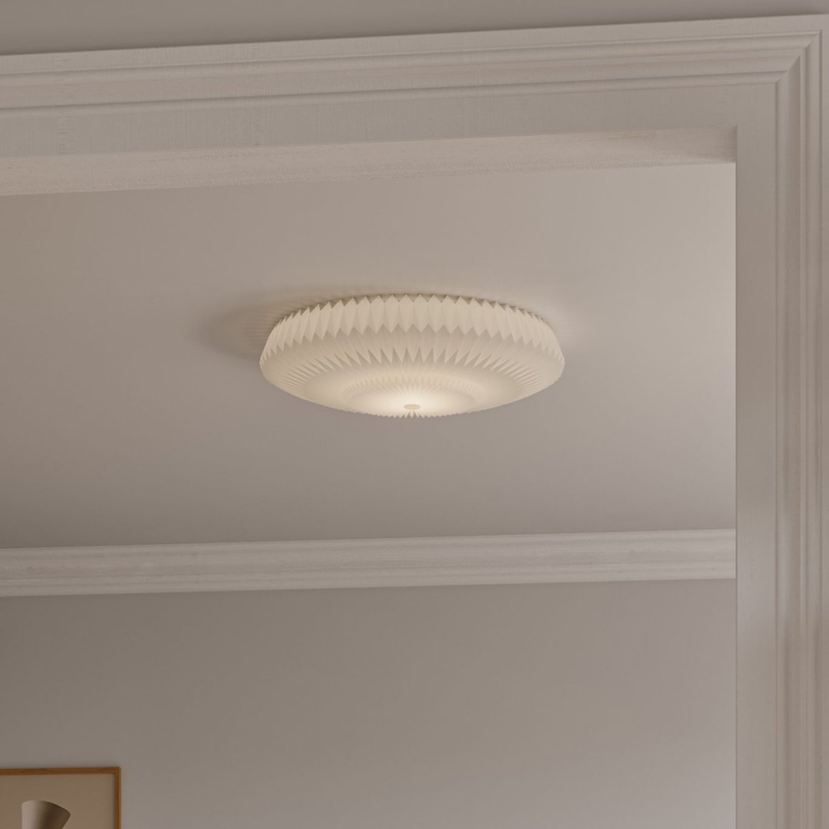 Belli Ø55 Blanc plafonnier De CO Bankeryd - Tamis&eacute;, il diffuse une lumi&egrave;re d'ambiance douce ou une douce lueur tamis&eacute;e.
