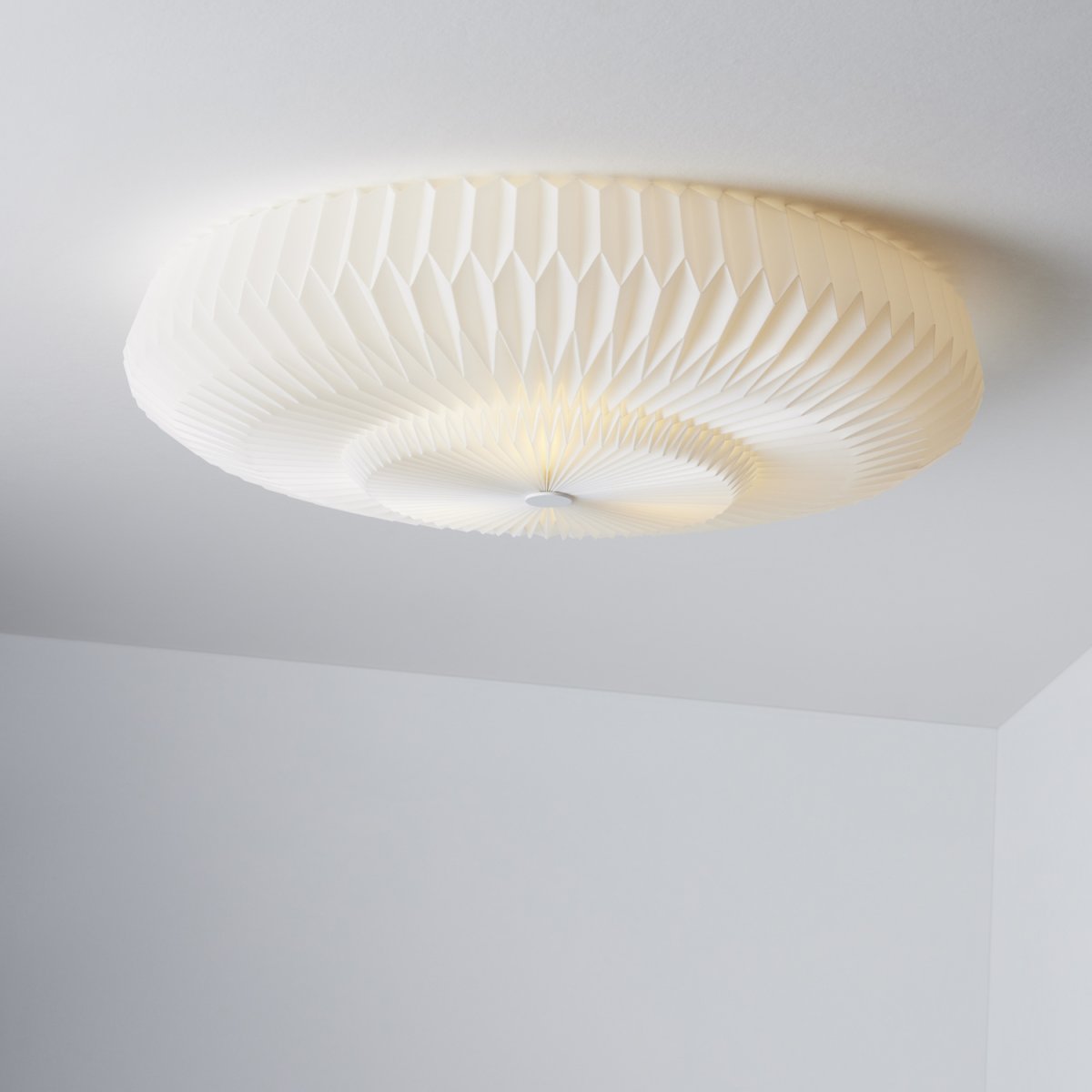 Belli Ø55 Blanc plafonnier De CO Bankeryd - Malgr&eacute; sa belle construction pliss&eacute;e, Belli est un plafonnier discret.