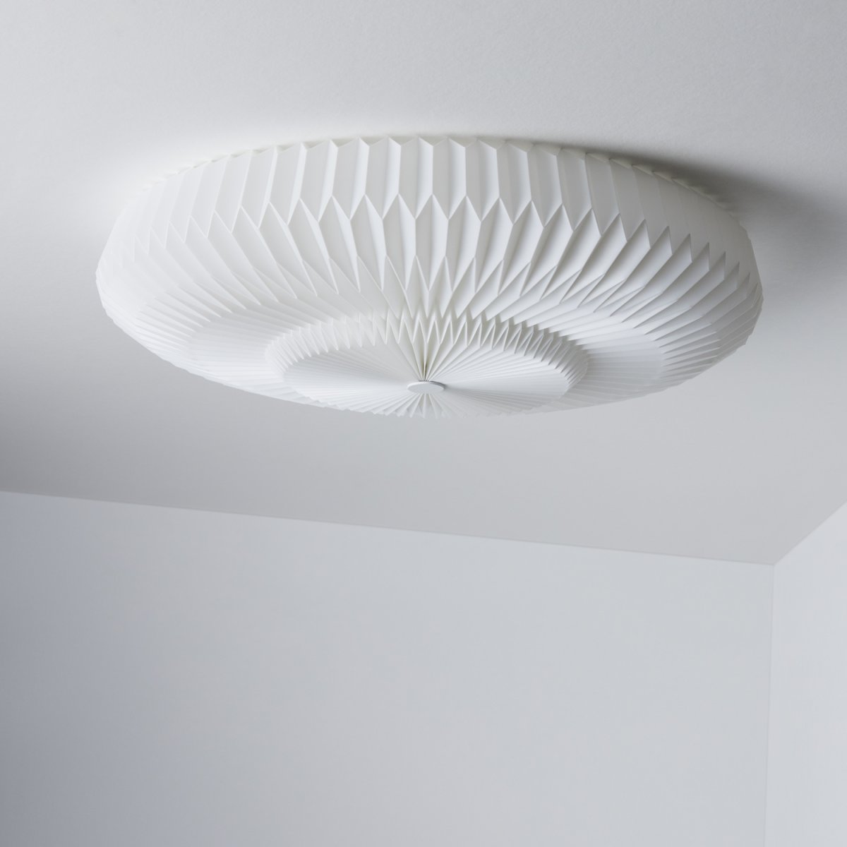 Belli Ø55 Blanc plafonnier De CO Bankeryd - Malgr&eacute; sa belle construction pliss&eacute;e, Belli est un plafonnier discret.