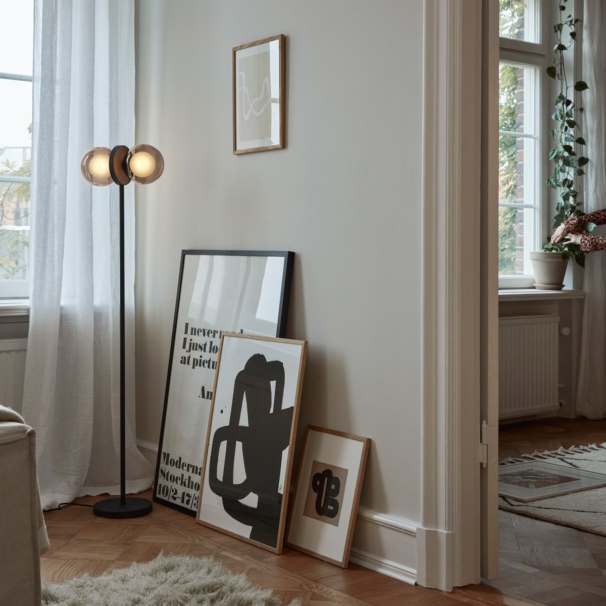 Discus Noir lampadaire De CO Bankeryd - Le lampadaire Discus a un design féminin qui prend le dessus et définit le style de votre maison.