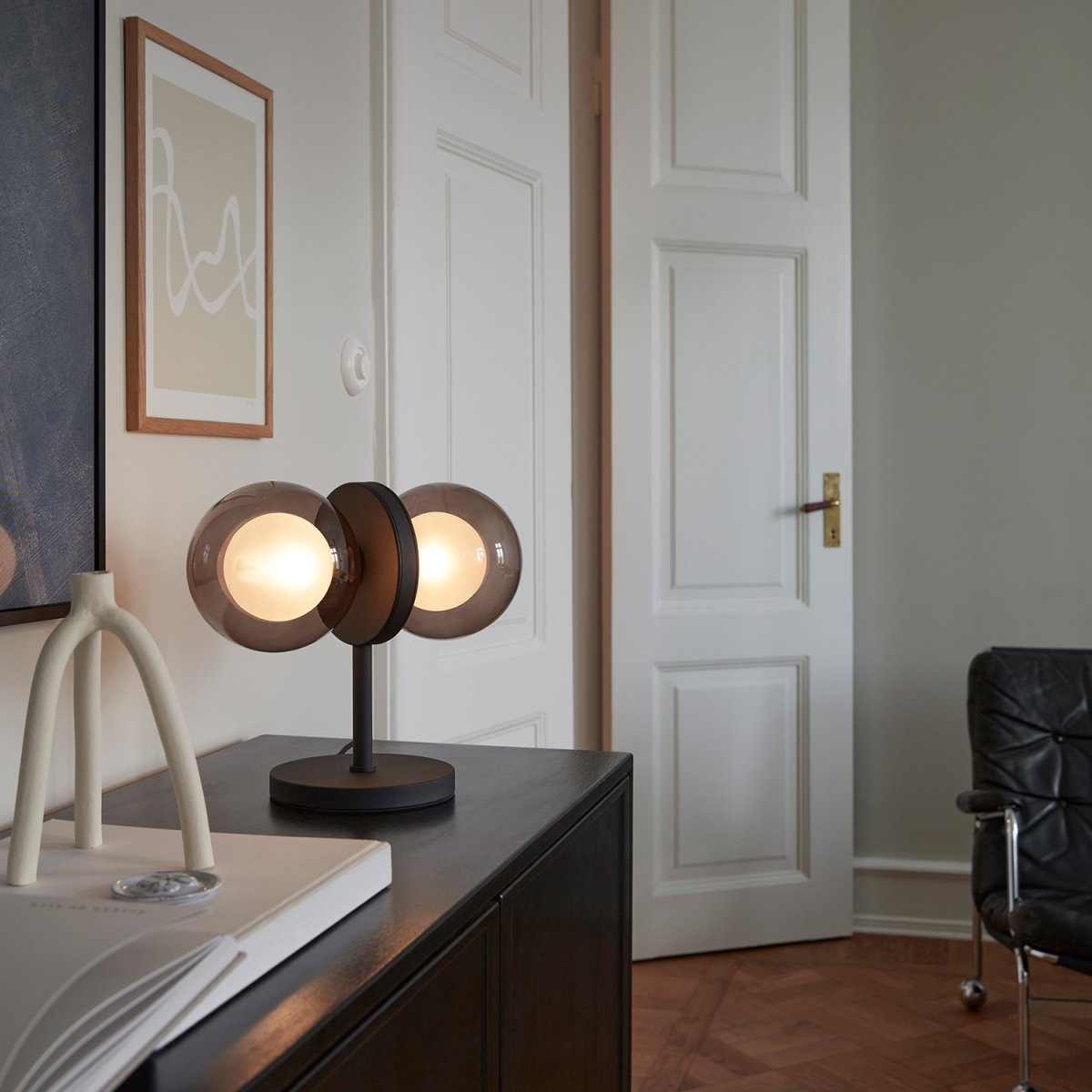 Discus 30cm Noir lampe de table De CO Bankeryd - La lampe de table Discus a un design féminin qui prend le dessus et définit le style de votre maison.