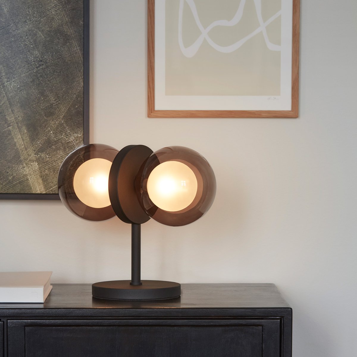 Discus 30cm Noir lampe de table De CO Bankeryd - La lampe de table Discus a un design féminin qui prend le dessus et définit le style de votre maison.