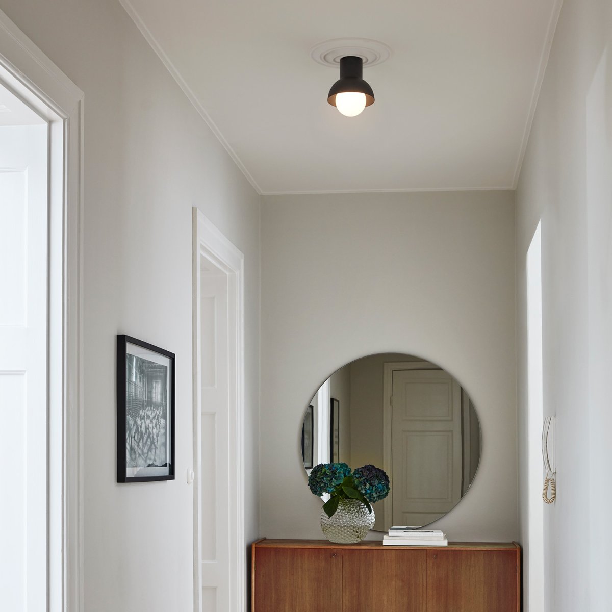 Down Ø20 Anthracite plafonnier De CO Bankeryd - Down Plafond a un design jeune et scandinave qui s'int&egrave;gre parfaitement dans le couloir ou la cuisine avec sa lumi&egrave;re d'ambiance.