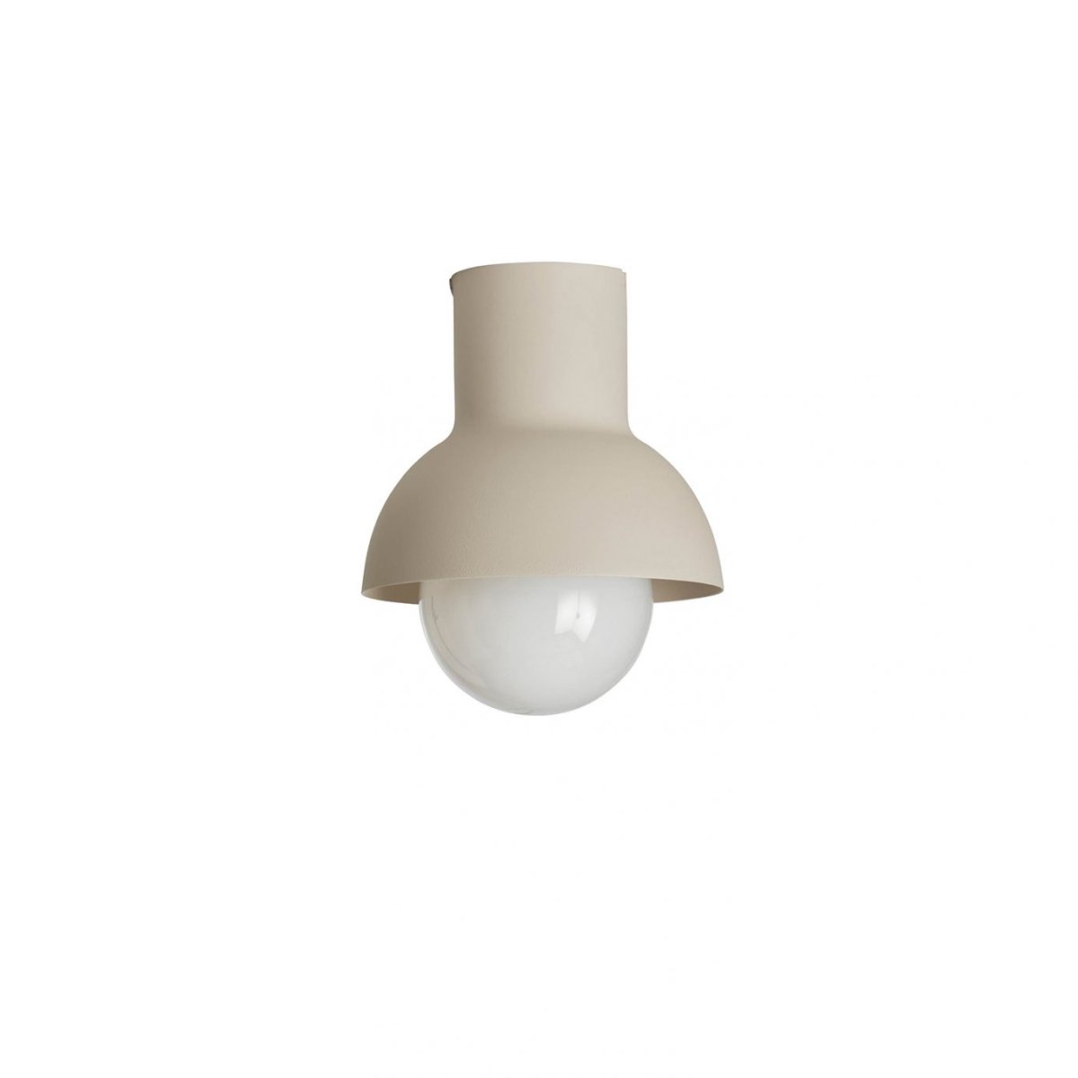 Down Ø20 Beige plafonnier De CO Bankeryd - Down Plafond a un design jeune et scandinave qui s'int&egrave;gre parfaitement dans le couloir ou la cuisine avec sa lumi&egrave;re d'ambiance.